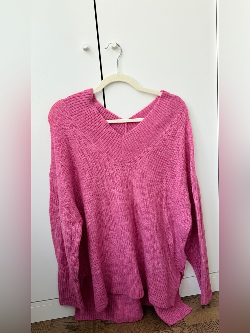 H&M Women's V-Neck Sweater in Pink